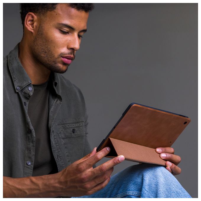 Folio aus Vollnarbenleder für Apple iPad Air 10.9"/Pro 11" bis 27,7 cm (10.9") Kratzresistent mit Magnetverschluss (Beige) Risskov 