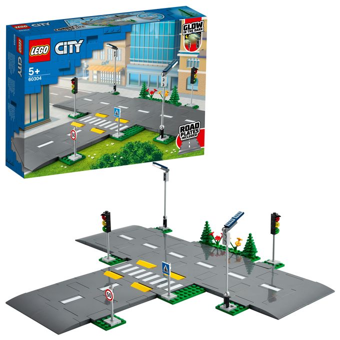Straßenkreuzung mit Ampeln 