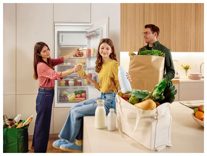 163 l Einbaukühlschrank EEK: E 148 kWh Jahr RBI512E21 Schlepptür 