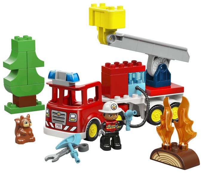 Löschauto mit Schlauch und Feuerwehrmann 