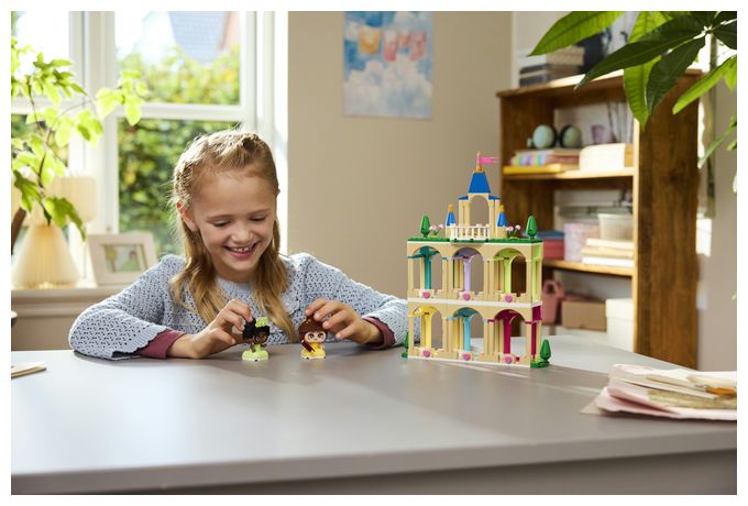 Die Mini-Prinzessinnen Belle und Tiana mit ihrem Schloss 