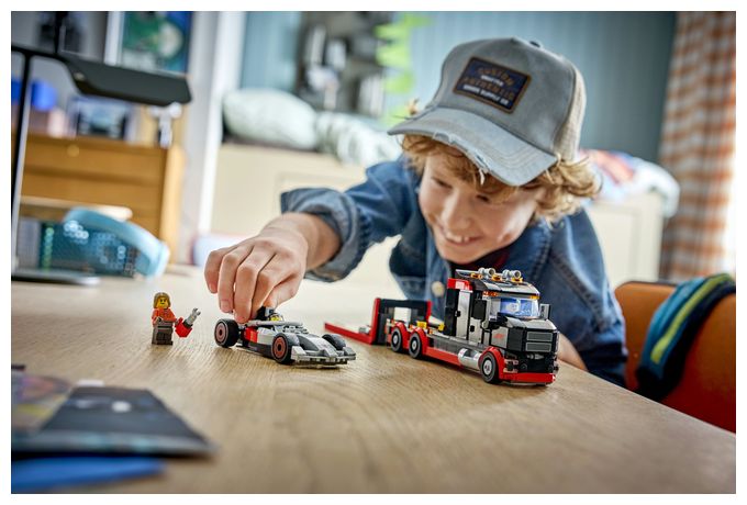 F1® Truck mit Audi F1® Rennwagen 