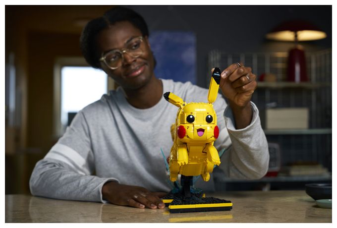 Pikachu und Pokéball 