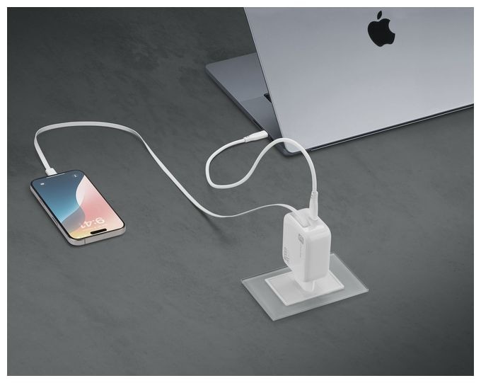 65-W-GAN+-LADEGERÄT MIT AUSZIEHBAREM KABEL UND USB-C-ANSCHLUSS 