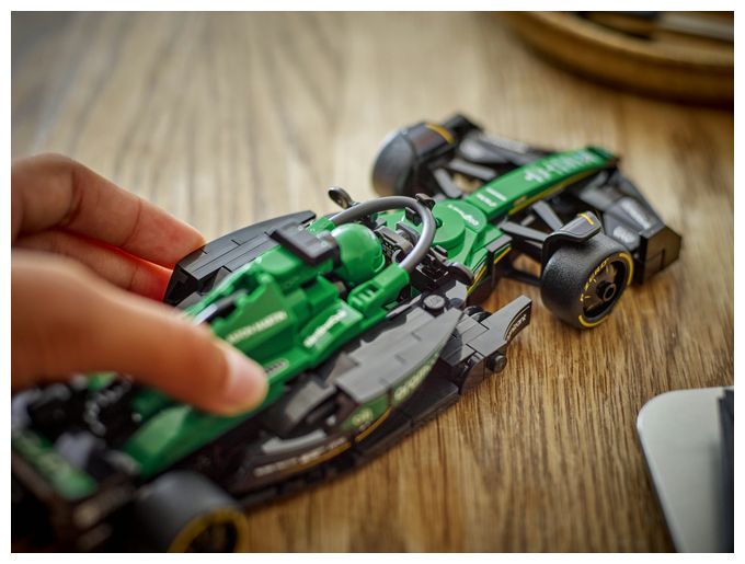 Aston Martin Aramco F1® AMR24 Rennauto 