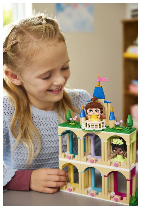 Die Mini-Prinzessinnen Belle und Tiana mit ihrem Schloss 