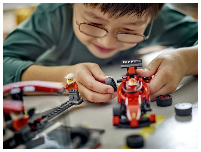 F1® Boxenstopp mit Boxencrew und Ferrari Flitzer 