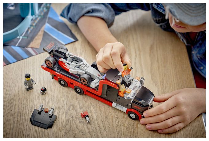 F1® Truck mit Audi F1® Rennwagen 