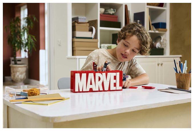 MARVEL Logo & Minifiguren 