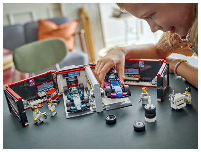 F1® Garage mit Mercedes-AMG & Alpine Rennautos 