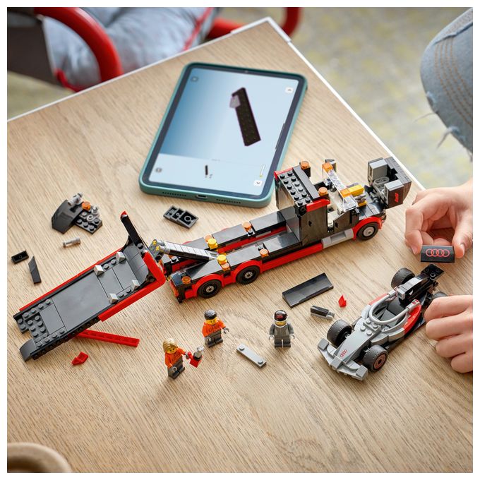 F1® Truck mit Audi F1® Rennwagen 