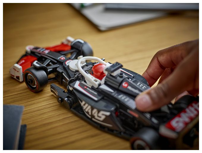 MoneyGram Haas F1® Team VF-24 Rennauto 