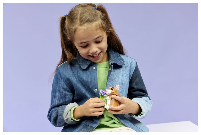 Niedlicher Hamster mit Blume 