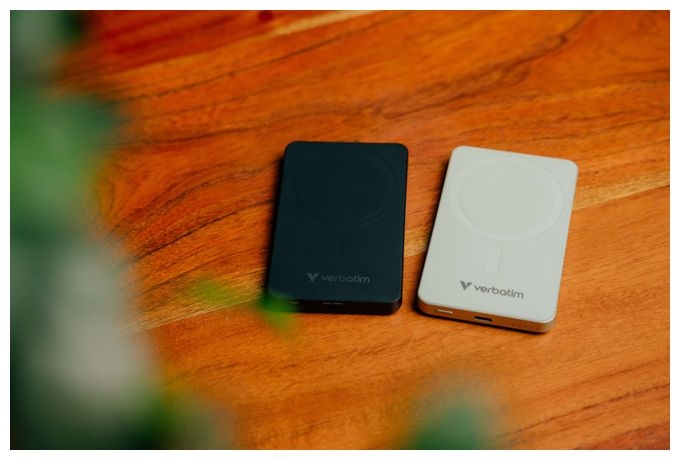 5000 mAh Powerbank USB Typ-C Kabelloses Laden  Charge 'n' Go Essentials (Schwarz) 