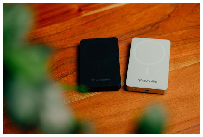 10000 mAh Powerbank USB Typ-C Kabelloses Laden  Charge 'n' Go Essentials (Schwarz) 