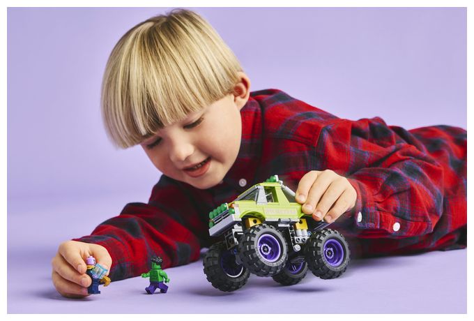 Hulk-Truck vs. Thanos 