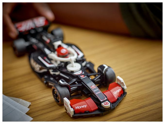 MoneyGram Haas F1® Team VF-24 Rennauto 
