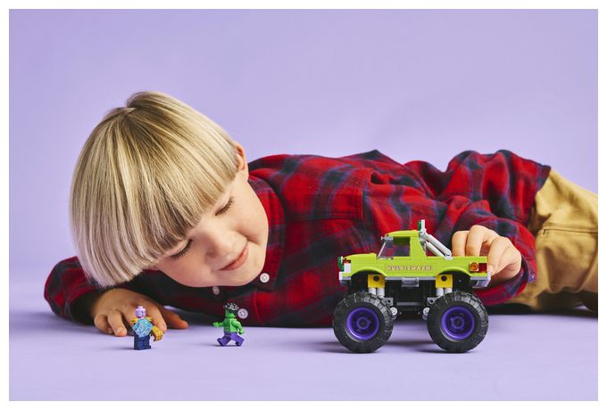 Hulk-Truck vs. Thanos 