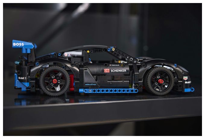 Porsche GT4 e-Performance Rennwagen 