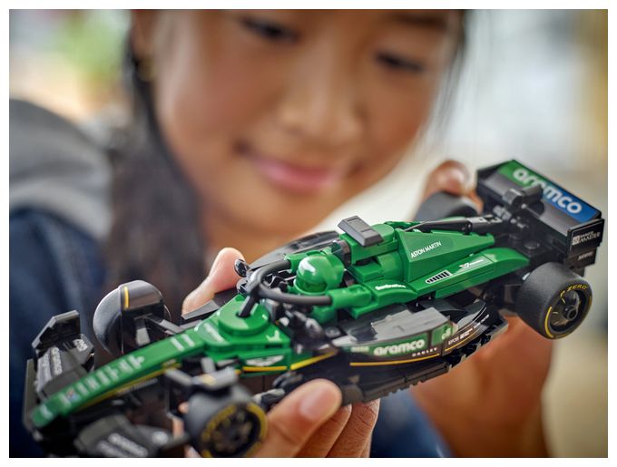 Aston Martin Aramco F1® AMR24 Rennauto 