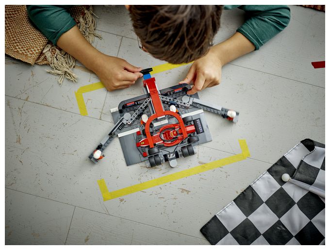 F1® Boxenstopp mit Boxencrew und Ferrari Flitzer 